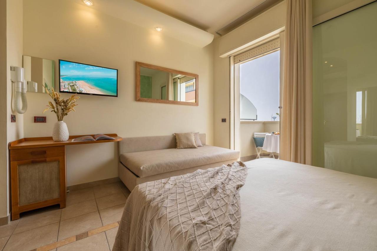 Hotel Smeraldo Чезенатико Екстериор снимка