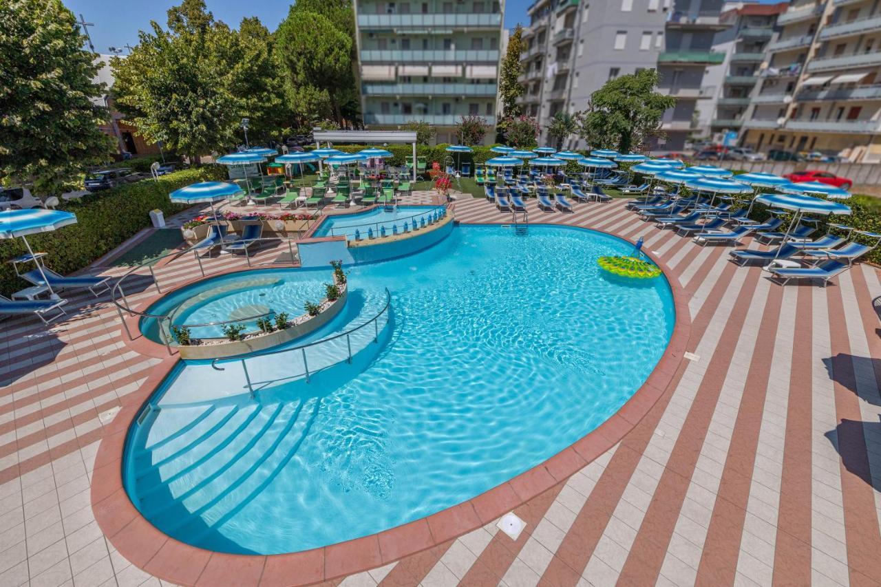 Hotel Smeraldo Чезенатико Екстериор снимка