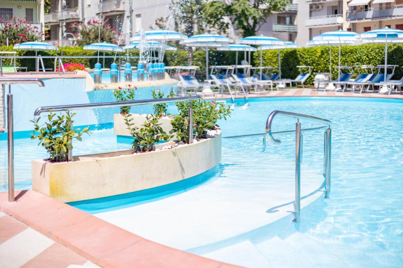 Hotel Smeraldo Чезенатико Екстериор снимка