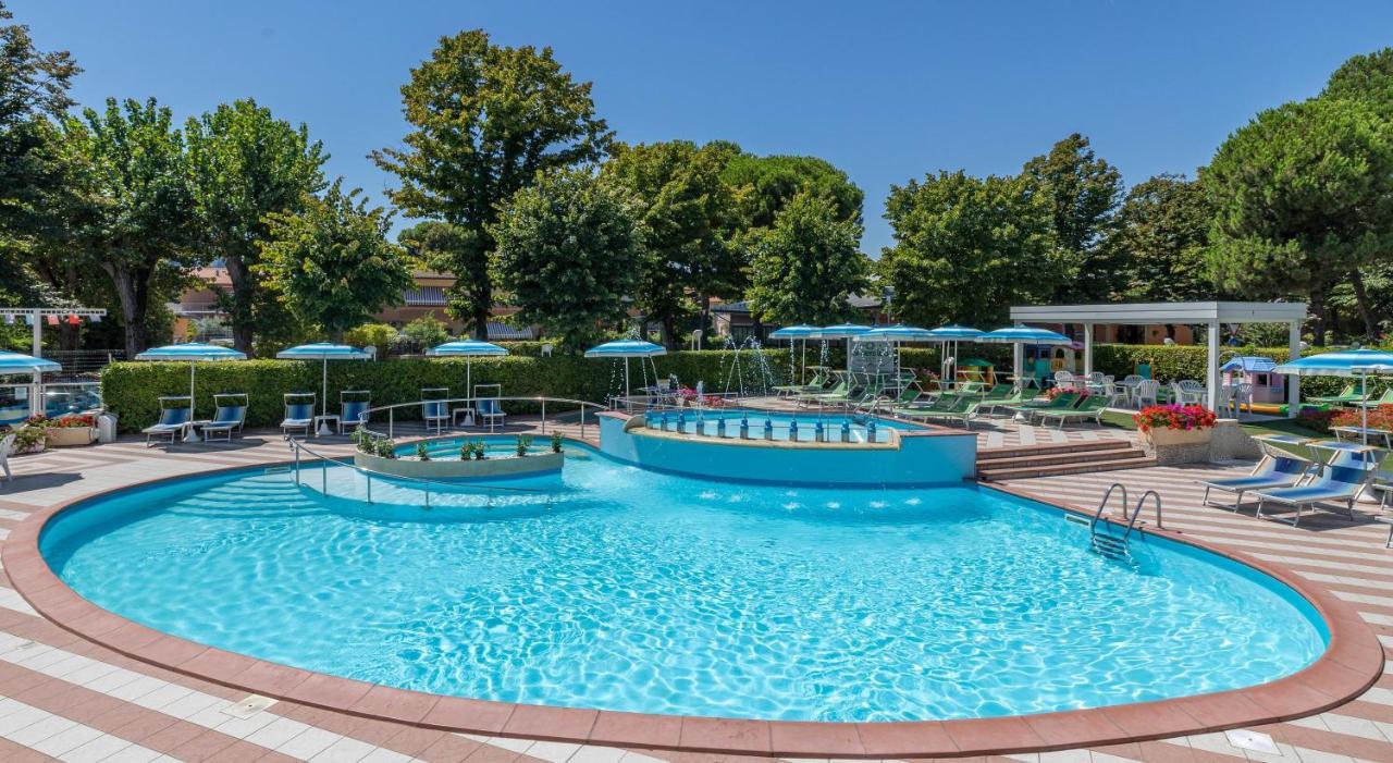 Hotel Smeraldo Чезенатико Екстериор снимка