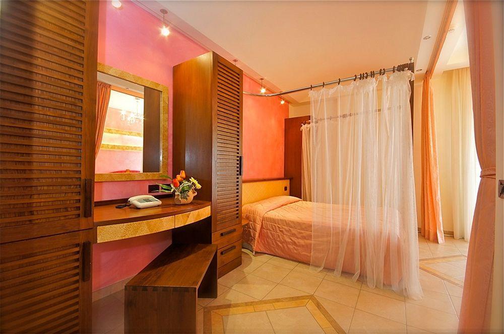 Hotel Smeraldo Чезенатико Екстериор снимка