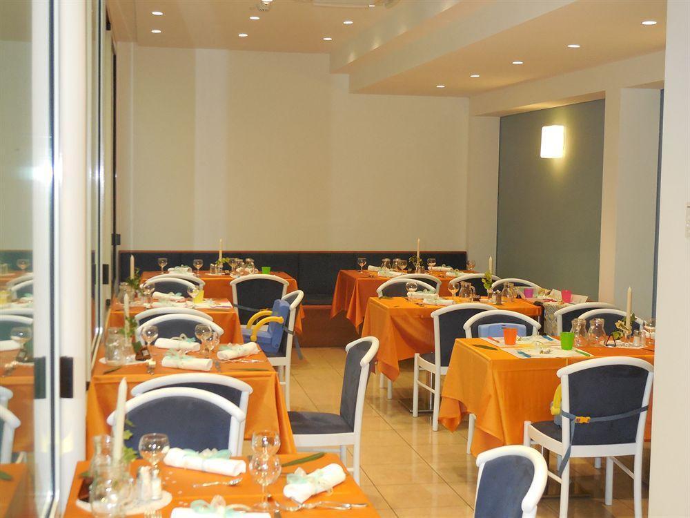 Hotel Smeraldo Чезенатико Екстериор снимка