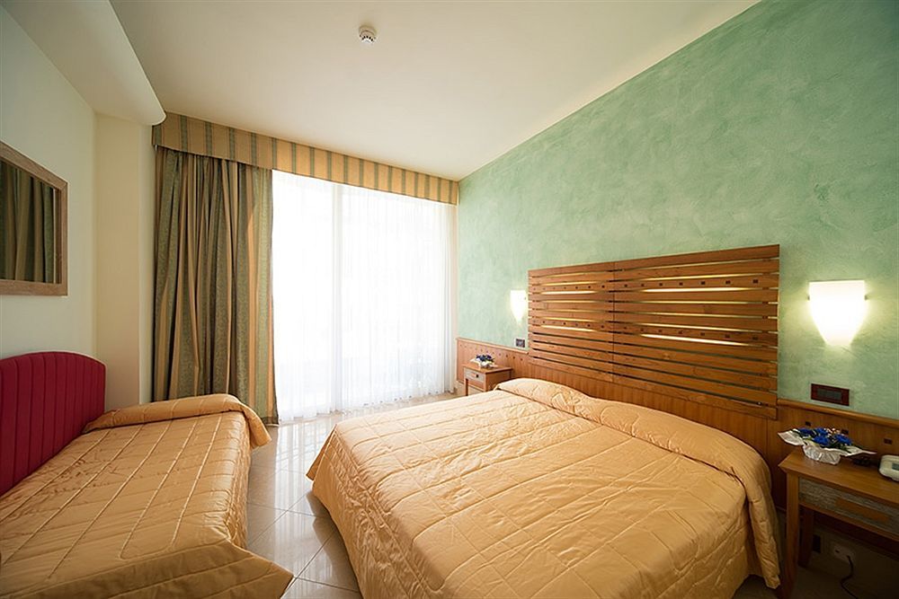 Hotel Smeraldo Чезенатико Екстериор снимка