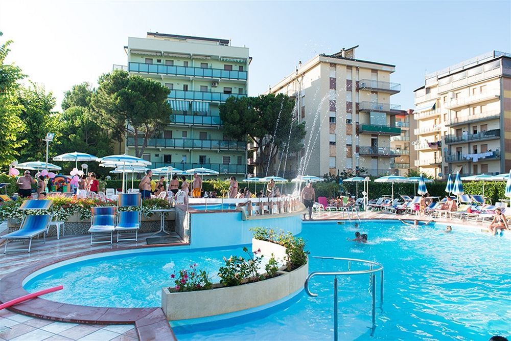 Hotel Smeraldo Чезенатико Екстериор снимка