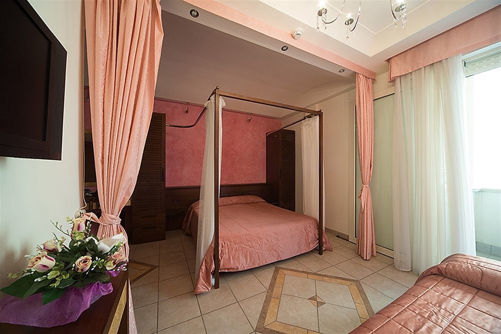 Hotel Smeraldo Чезенатико Екстериор снимка