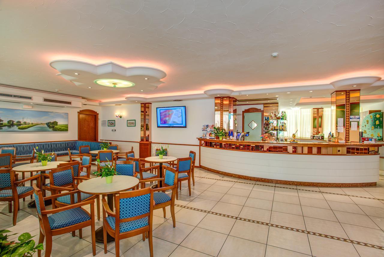 Hotel Smeraldo Чезенатико Екстериор снимка
