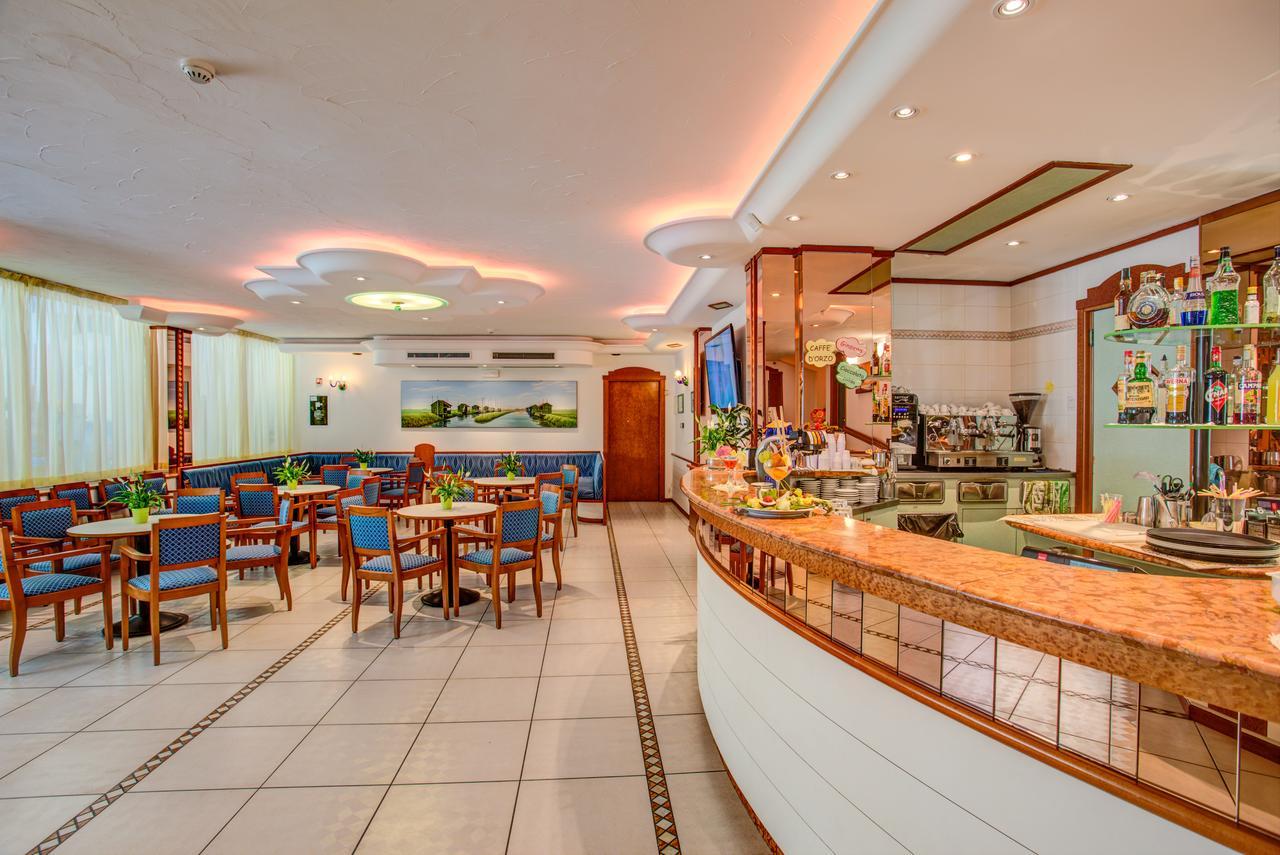 Hotel Smeraldo Чезенатико Екстериор снимка