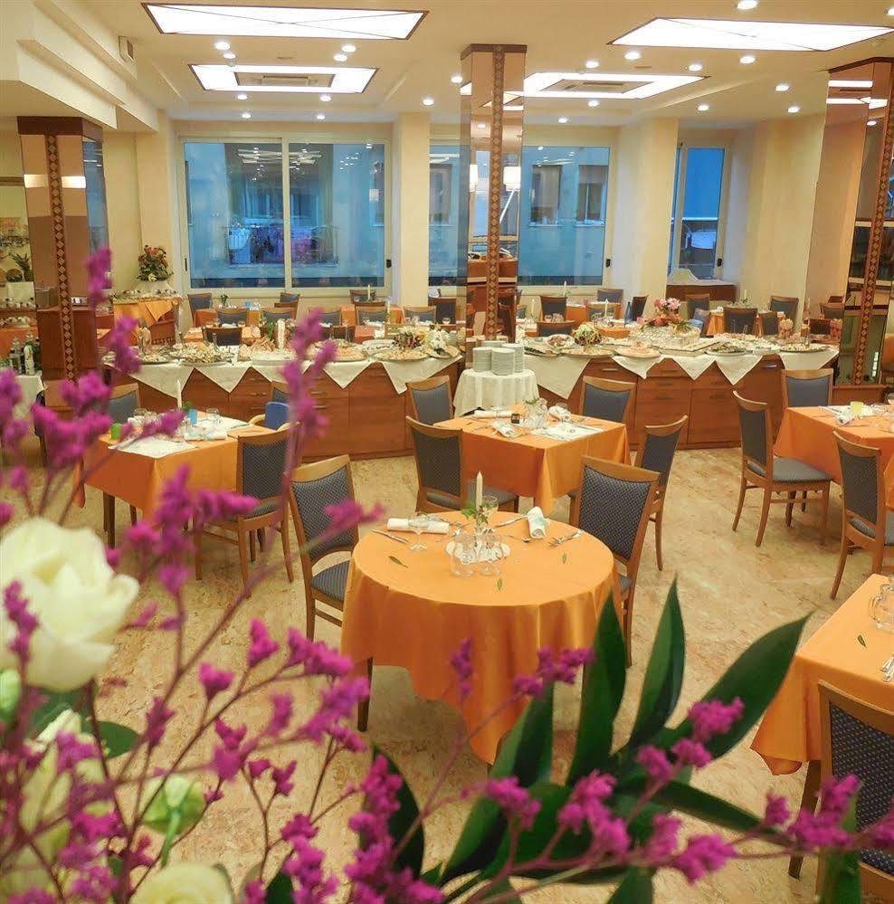 Hotel Smeraldo Чезенатико Екстериор снимка