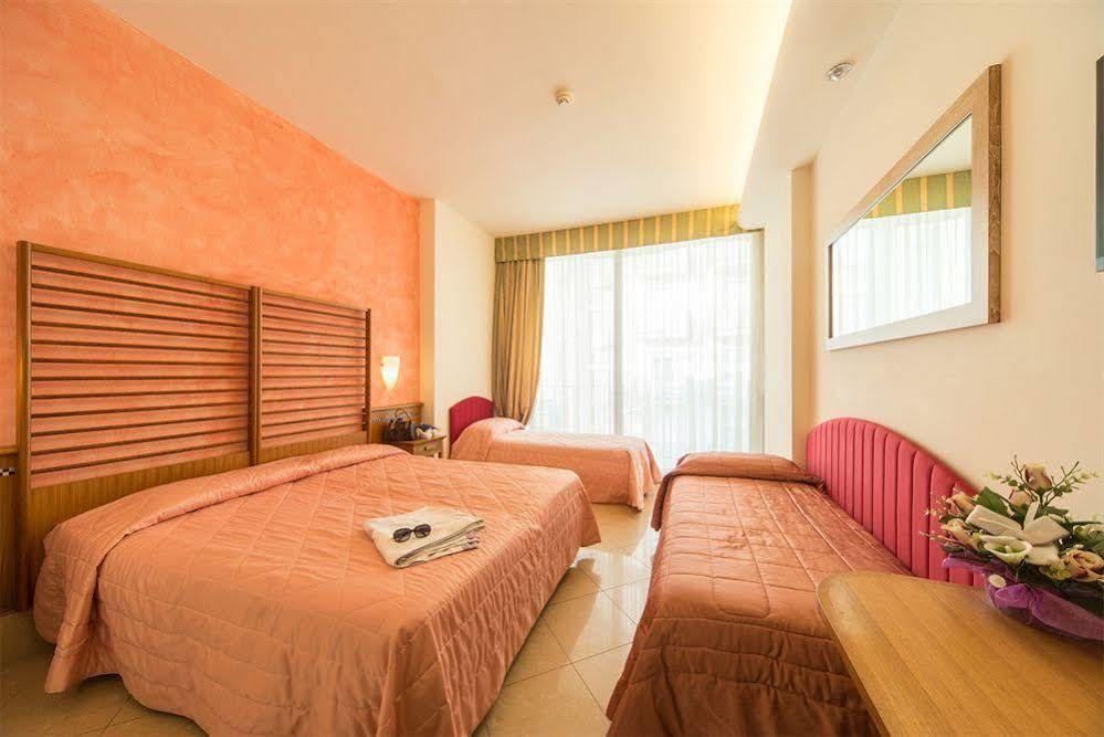 Hotel Smeraldo Чезенатико Екстериор снимка